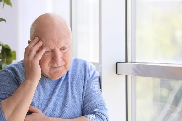 Uomo Anziano Depresso Vicino Alla Finestra Chiuso — Foto Stock