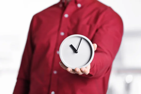 Joven Con Despertador Fondo Borroso Concepto Tiempo — Foto de Stock