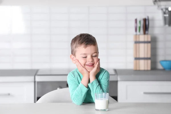 Netter Kleiner Junge Mit Einem Glas Milch Tisch Der Küche — Stockfoto