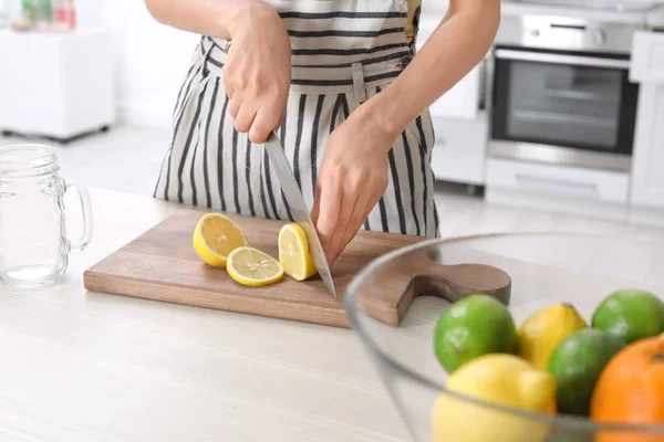 Mujer Joven Preparando Limonada Mesa Primer Plano Bebida Natural Desintoxicación — Foto de Stock