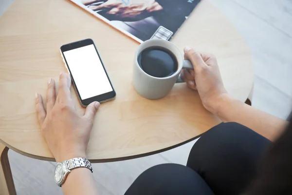 Giovane Donna Con Tazza Caffè Che Tiene Mano Cellulare Tavola — Foto Stock