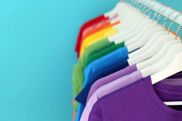 Scaffale Con Vestiti Arcobaleno Sfondo Colore — Foto Stock