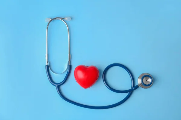 Estetoscopio Modelo Corazón Sobre Fondo Color Vista Superior Equipos Médicos — Foto de Stock