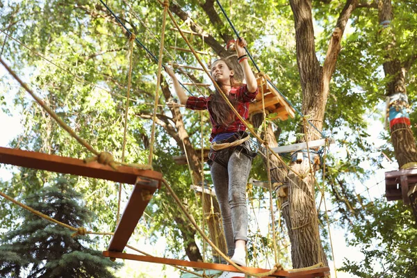 Chica Adolescente Escalando Parque Aventuras Campamento Verano — Foto de Stock