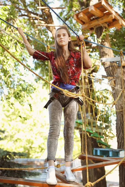 Chica Adolescente Escalando Parque Aventuras Campamento Verano — Foto de Stock
