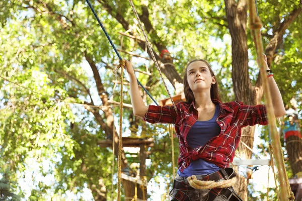 Chica Adolescente Escalando Parque Aventuras Campamento Verano — Foto de Stock