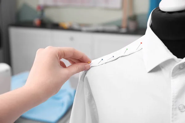 Cucitrice Mettere Spilli Camicia Semi Pronto Sartoria Officina Primo Piano — Foto Stock