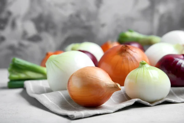 Frische Reife Zwiebeln Auf Dem Tisch Bio Lebensmittel — Stockfoto