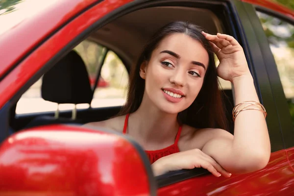 Ευτυχισμένος Νεαρή Όμορφη Γυναίκα Στο Σύγχρονο Αυτοκίνητο — Φωτογραφία Αρχείου