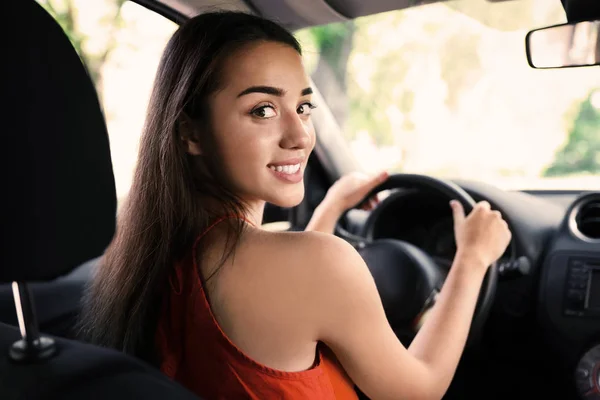 Ευτυχής Όμορφη Νεαρή Γυναίκα Που Οδήγηση Σύγχρονο Αυτοκίνητο — Φωτογραφία Αρχείου