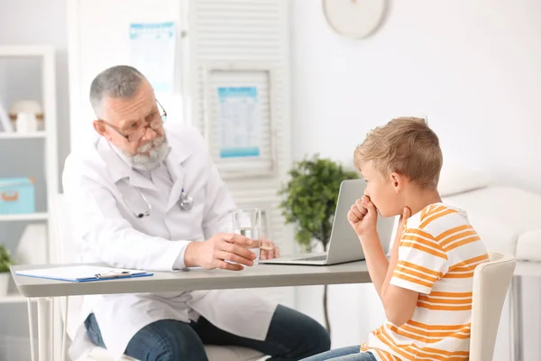 Kleine Jongen Bezoekende Arts Bij Kliniek Hoesten — Stockfoto