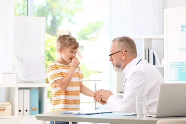 Niño Tosiendo Visitando Médico Clínica — Foto de Stock