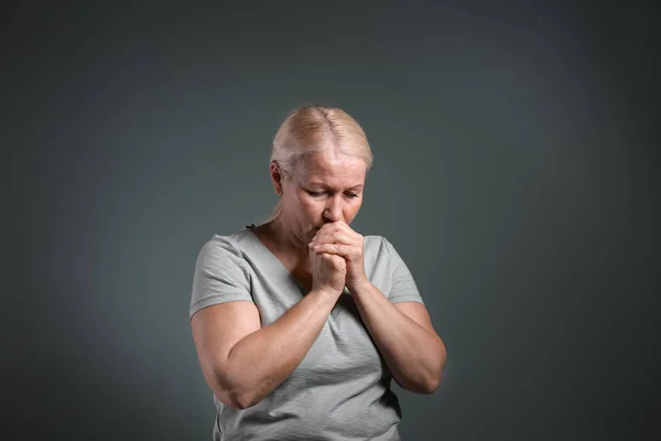Starsza Kobieta Cierpi Depresję Szarym Tle — Zdjęcie stockowe