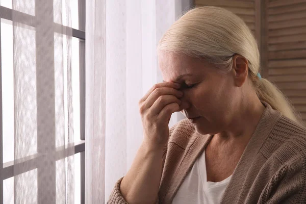 Starsza Kobieta Cierpi Depresję Domu — Zdjęcie stockowe