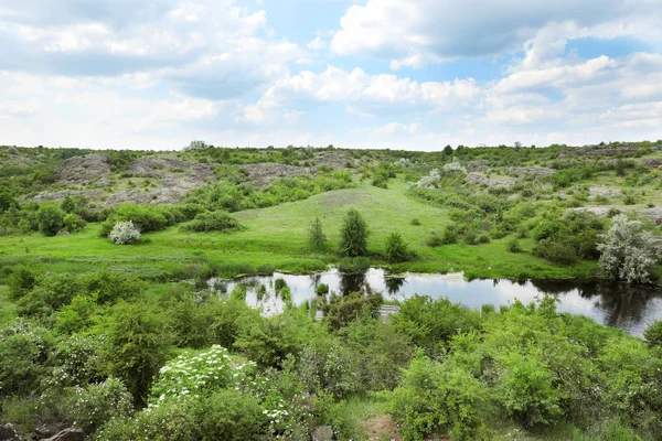 Hermoso Paisaje Con Hermoso Estanque Colina Rocosa Temporada Camping — Foto de Stock