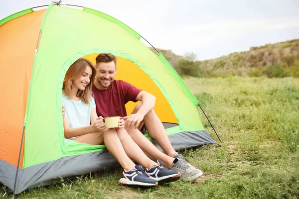 Mujer Joven Con Taza Hombre Tienda Campaña — Foto de Stock