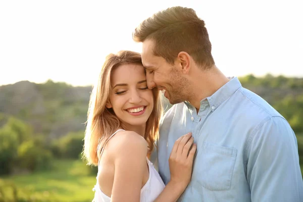 Jeune Couple Mignon Amoureux Posant Plein Air Jour Ensoleillé — Photo