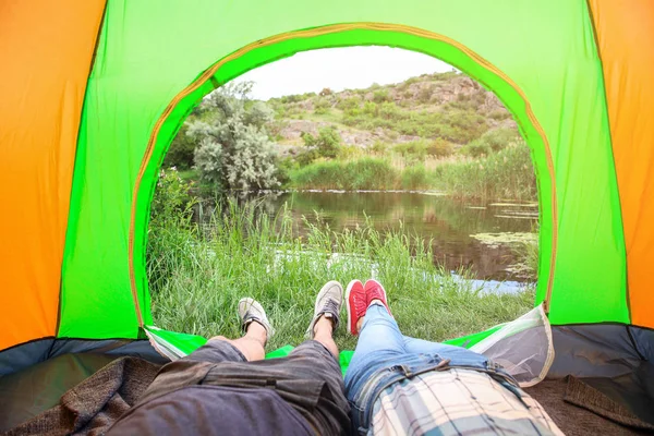 Ungt Par Vilar Camping Tält Nära Pond Visa Från Inuti — Stockfoto