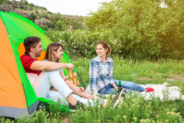 Gruppo Giovani Con Birra Nel Deserto Campeggi Stagione — Foto Stock