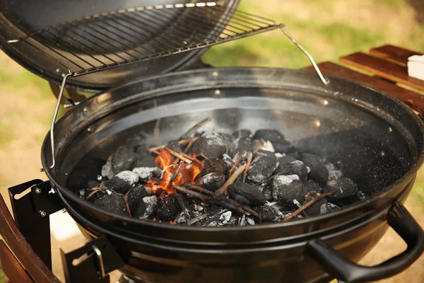 Churrasqueira Moderna Com Carvão Livre Cozinhar Campismo — Fotografia de Stock