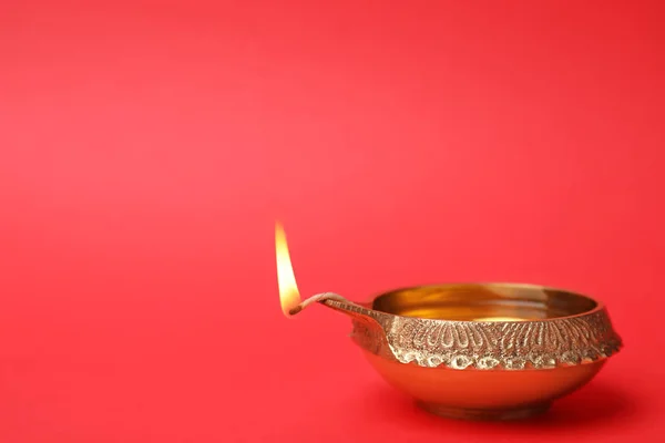 色の背景上のディワリ Diya または粘土ランプ — ストック写真