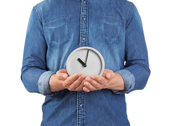 Joven Sosteniendo Reloj Sobre Fondo Blanco Gestión Del Tiempo — Foto de Stock