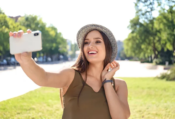 Mujer Joven Tomando Selfie Aire Libre Día Soleado — Foto de Stock