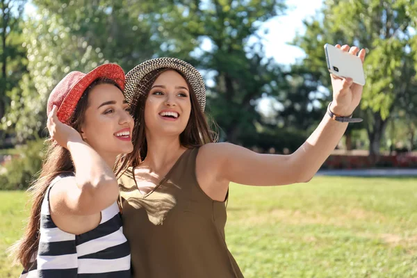 Mujeres Jóvenes Tomando Selfie Aire Libre Día Soleado — Foto de Stock