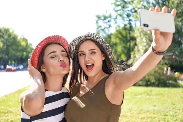 Mladé Ženy Užívající Selfie Venku Slunečný Den — Stock fotografie