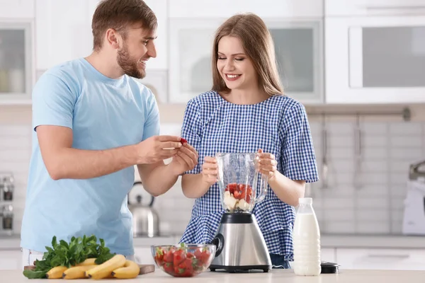 Mutfak Hazırlık Lezzetli Milkshake Genç Çift — Stok fotoğraf