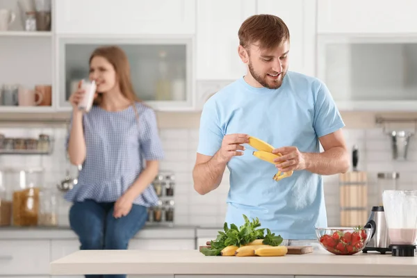 Jeune Couple Préparant Délicieux Milk Shake Dans Cuisine — Photo