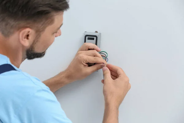 Junge Männliche Techniker Installieren Alarmanlage Innenräumen — Stockfoto