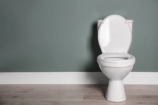 Nieuwe Keramische Toiletpot Buurt Van Grijze Muur — Stockfoto