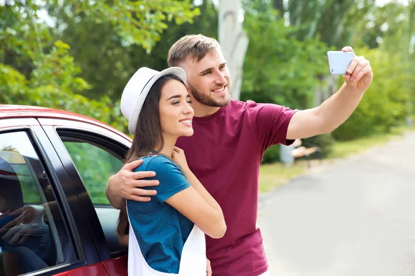 Bella Giovane Coppia Prendendo Selfie Vicino Auto — Foto Stock