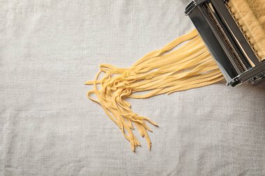 Açık renkli, üstten görünüm üzerinde buğday hamur ile makarna üreticisi