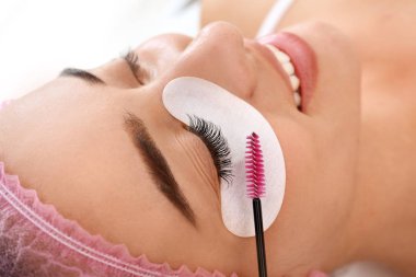 Genç kadın kirpik uzantıları yordamı, closeup geçiyor