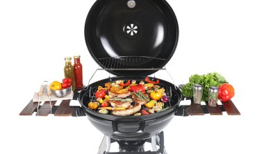 Modern Barbekü ızgara beyaz zemin üzerine lezzetli yemekler ile