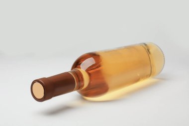 Açık renkli pahalı beyaz şarap şişe