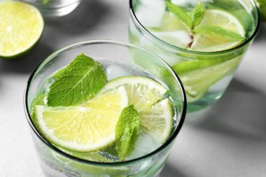 Nane ve tablo, closeup bardaklarda limon ile serinletici içecek