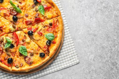 Güzel pizza zeytin ve sosis masada, üstten görünüm