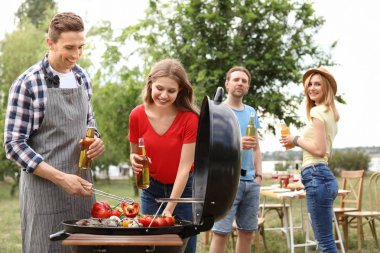 Gençler açık havada barbekü ile modern mangal partisi