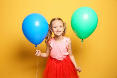 Balon renk arka plan üzerinde ile şirin kız. Doğum günü kutlaması