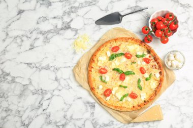 Güzel pizza peyniri, fesleğen ve domates mermer tablo, üstten görünüm