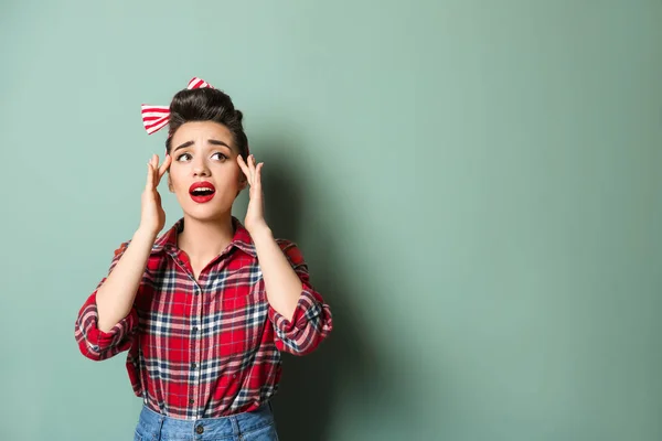 Portret Van Grappige Gehinderd Huisvrouw Kleur Achtergrond — Stockfoto