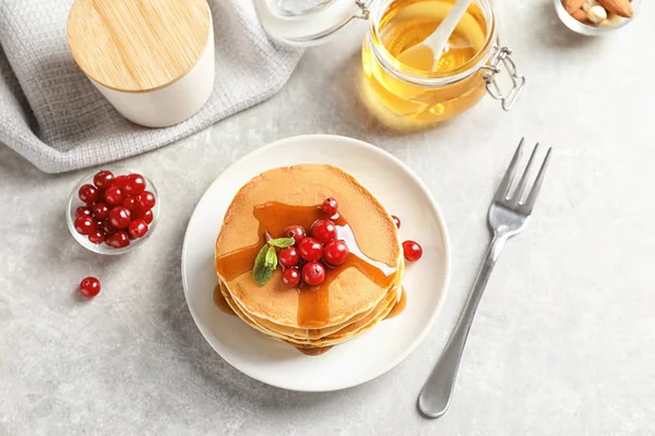 Setumpuk Pancake Lezat Dengan Buah Beri Dan Sirup Atas Meja — Stok Foto