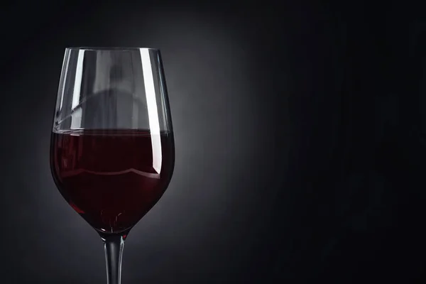Copo Com Delicioso Vinho Tinto Fundo Escuro — Fotografia de Stock