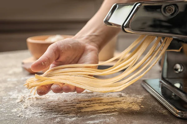 Mujer Preparando Fideos Con Máquina Pasta Mesa — Foto de Stock