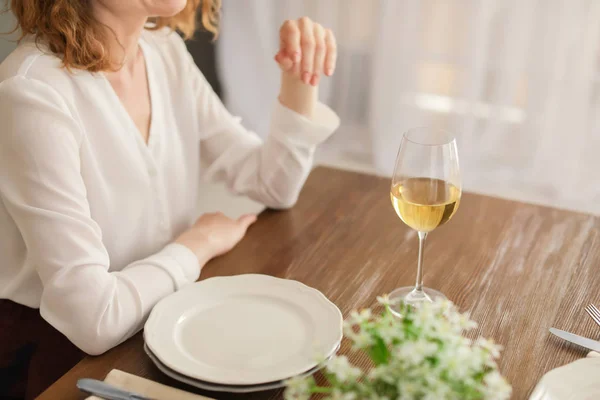 Frau Mit Glas Wein Tisch Restaurant — Stockfoto