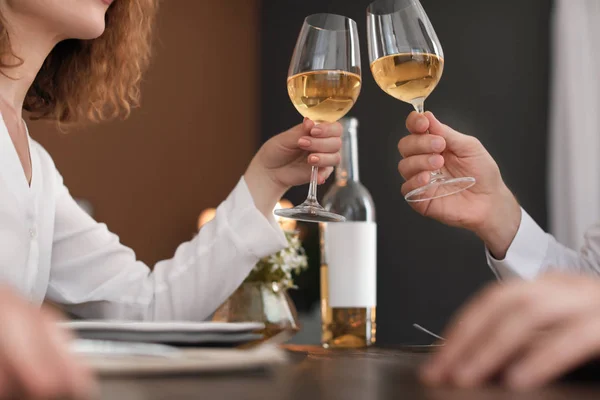 Jong Koppel Met Glazen Heerlijke Wijn Restaurant — Stockfoto