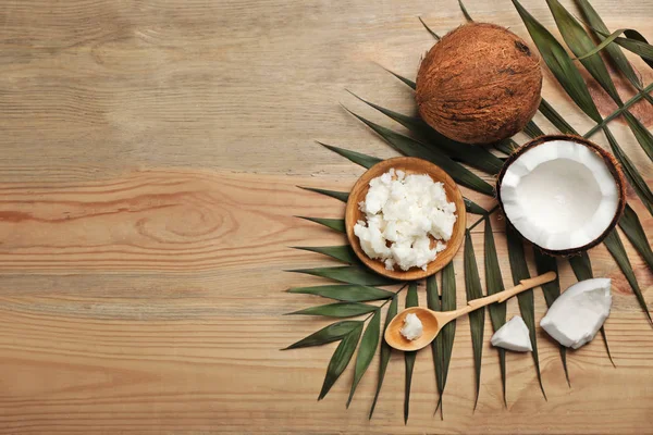 Composición Plana Con Aceite Coco Sobre Fondo Madera Cocina Saludable — Foto de Stock